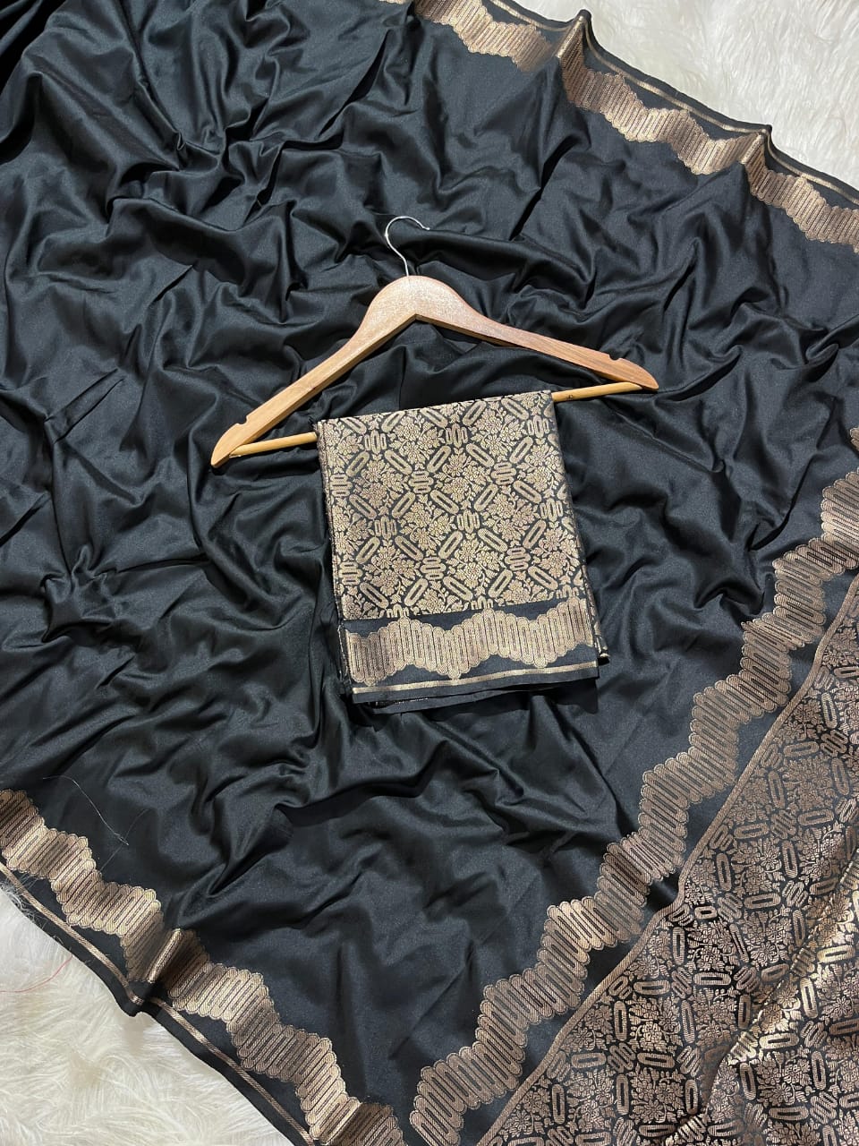 Banarasi Silky Semi Katan Pally Border Fancy Saree